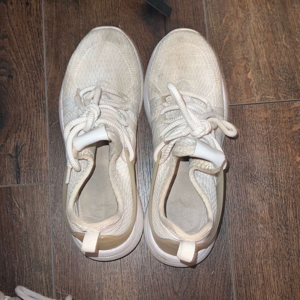 White trendy fashion sneakers size 6.5